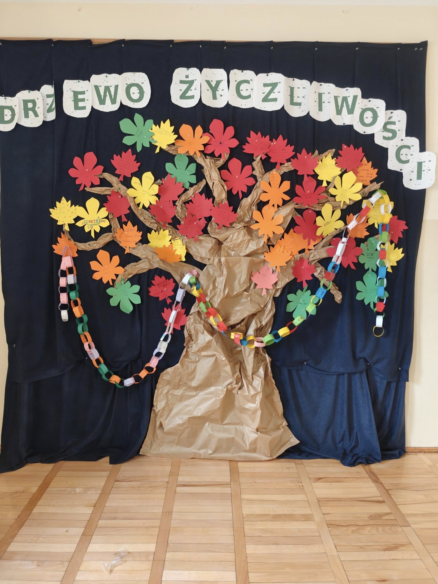 Może być zdjęciem przedstawiającym drzewo i tekst „DRE DREWO R EWO ಜ υυρίιι.”