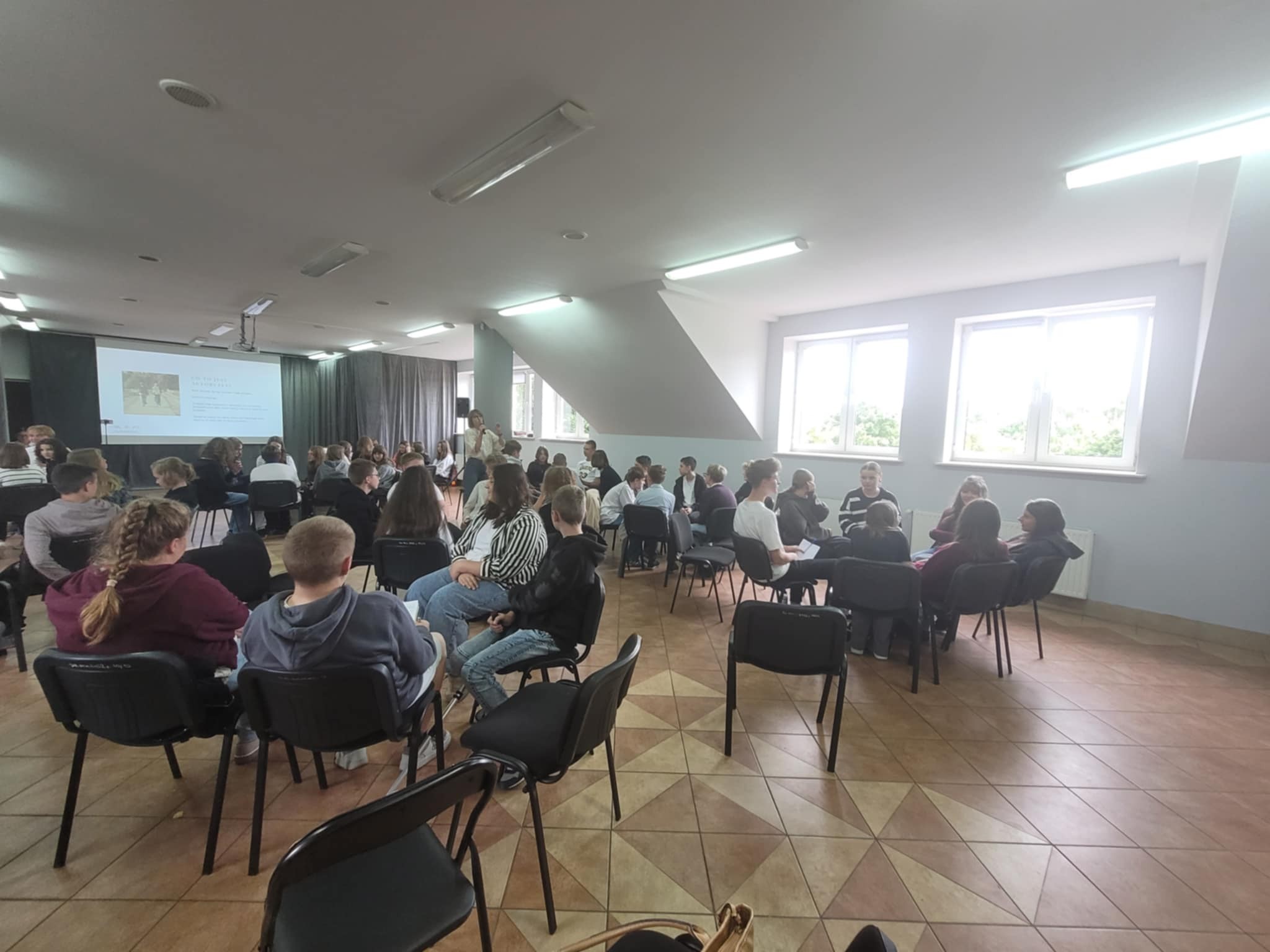 Może być zdjęciem przedstawiającym 6 osób, ludzie uczą się i tabela