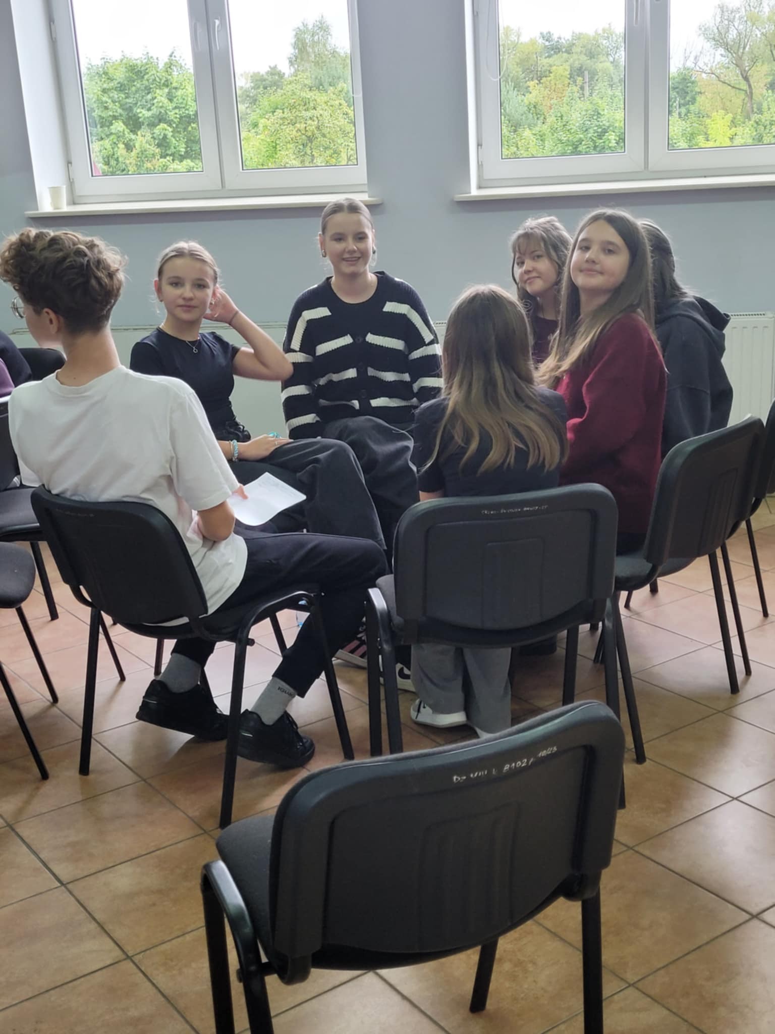 Może być zdjęciem przedstawiającym 4 osoby, ludzie uczą się i klarnet
