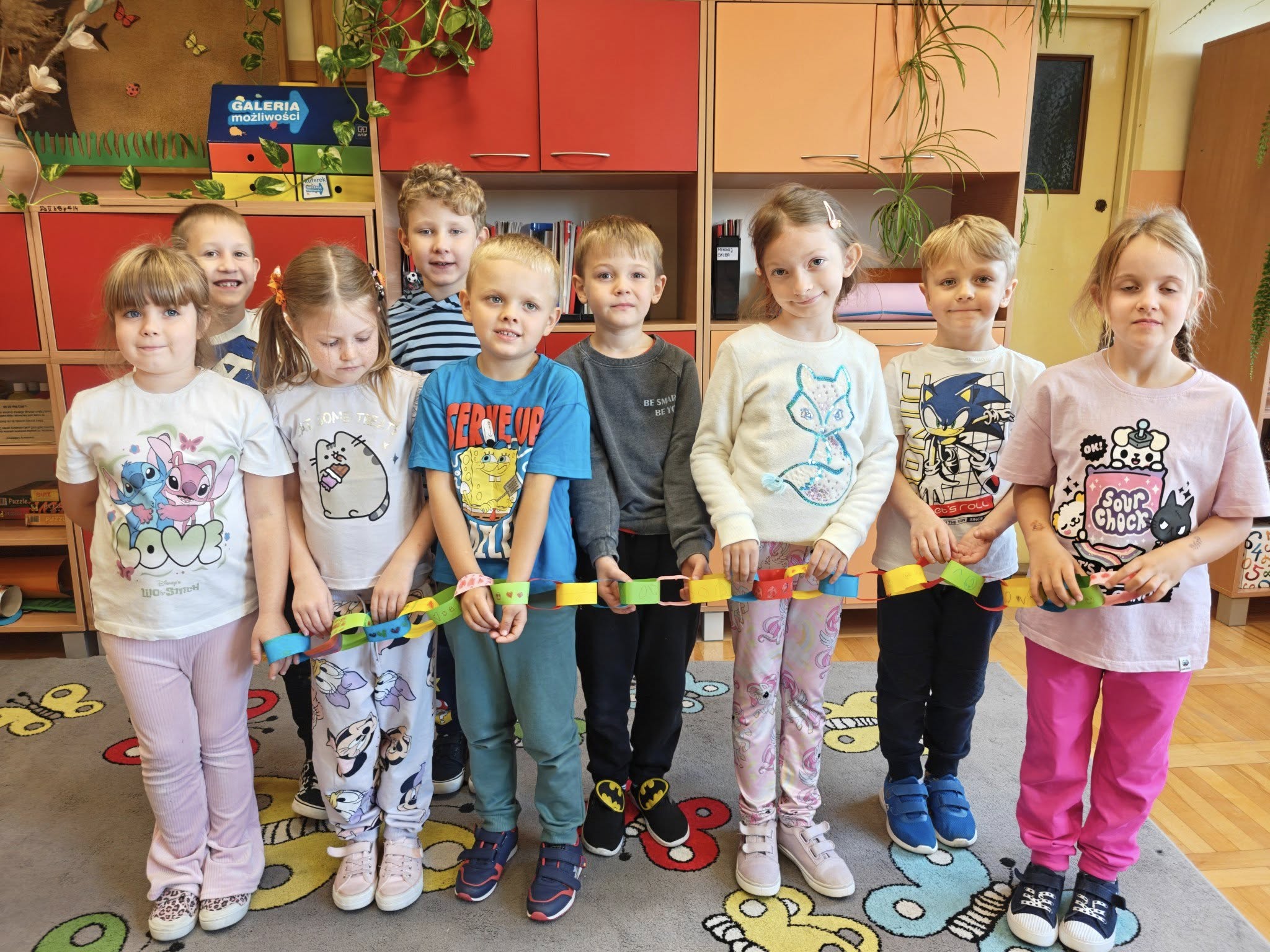 Może być zdjęciem przedstawiającym 7 osób i zabawka dla dzieci